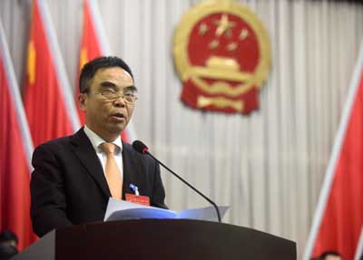 区人大常委会副主任、代表议案审查委员会主任黄俊敏作关于代表提出议案的处理意见的报告