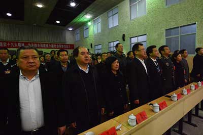 会议在雄壮的国歌声中胜利闭幕