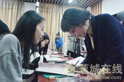 首页 教育课上,孔春霞以自己的剪纸作品向学生们解读了中国传统文化的