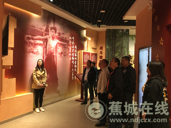 聆听讲解员讲解凌福顺英勇就义的革命事迹