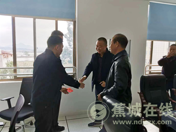 宁德蕉城在线(韩美琪)近日,漳湾镇党委,政府主要领导到辖区派出所慰问