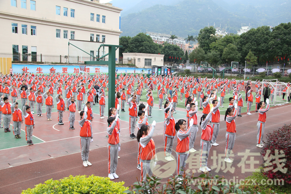 "3月1日,在蕉城区实验小学校门口记者看到,学生在值班教师的引导下