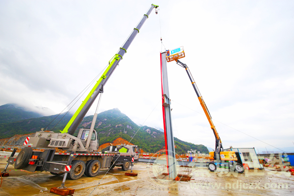 锂电车里湾基地项目厂房首吊成功