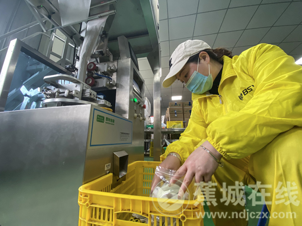 资深演员黄树棠设灵 成龙刘德华古天乐等敬献花篮