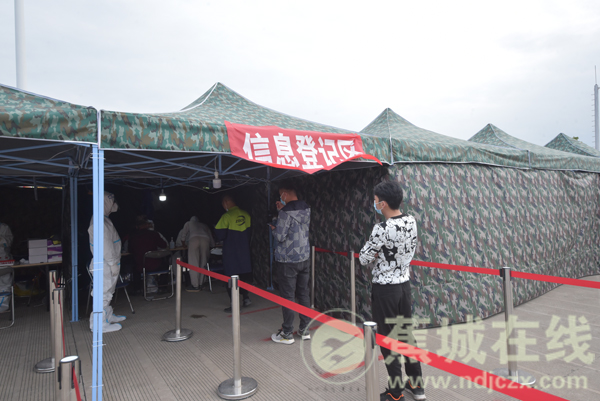 阵仗大！宁静逛奢侈品店 3人陪同还有专人帮拿包