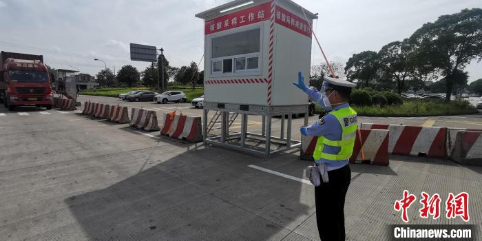 为提高采样效率，采样站高度特别设计为2.73米，医护工作人员坐于其中的高度恰好位于驾驶员头部附近。　上海警方供图