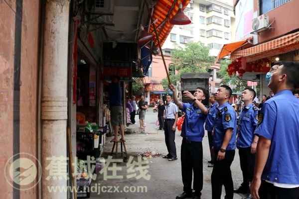 整顿占道经营 拆除违规雨披