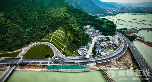 杨幂拍戏被偶遇 工作人员拦住行人车辆让其过马路