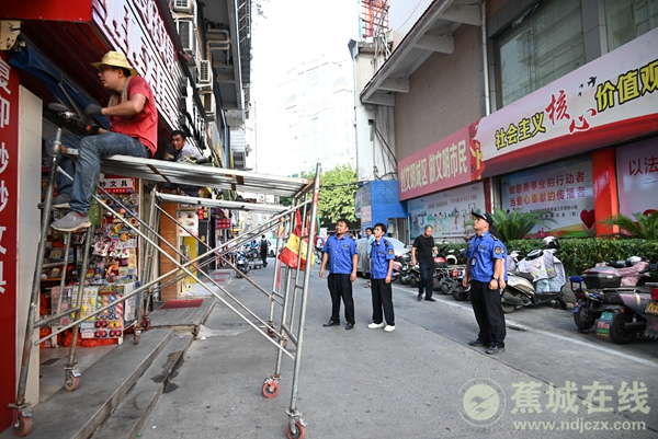 朱珠婚后现身穿平底鞋手捂肚子小腹微凸 网友猜测怀孕了？