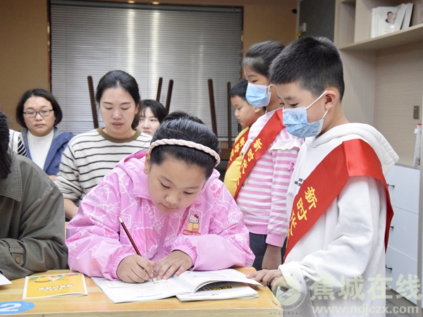“小小志愿者”走进红色驿站