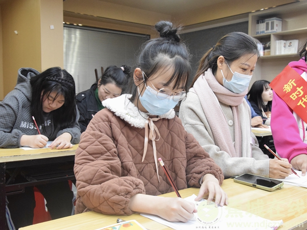 “小小志愿者”走进红色驿站