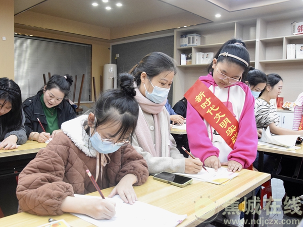 “小小志愿者”走进红色驿站