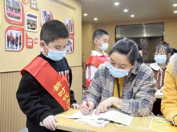 “小小志愿者”走进红色驿站