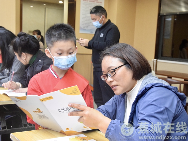 “小小志愿者”走进红色驿站