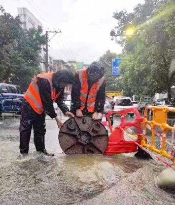 暴雨中 他们的身影温暖而有力量