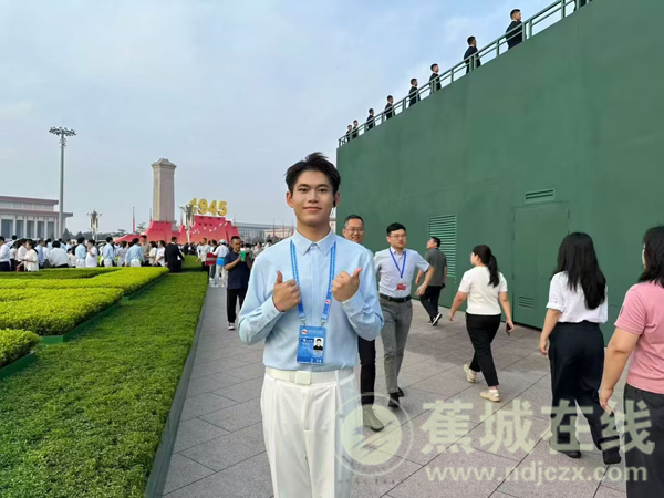 九三阅兵合唱团里的蕉城青年陈梓元