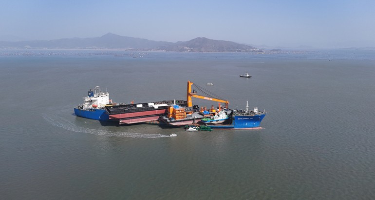 巴拿马籍大型半潜船“发展之路”轮在宁德启航