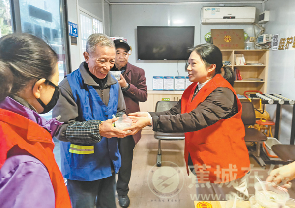 工会驿站递温暖 户外劳动者共享“团圆味”