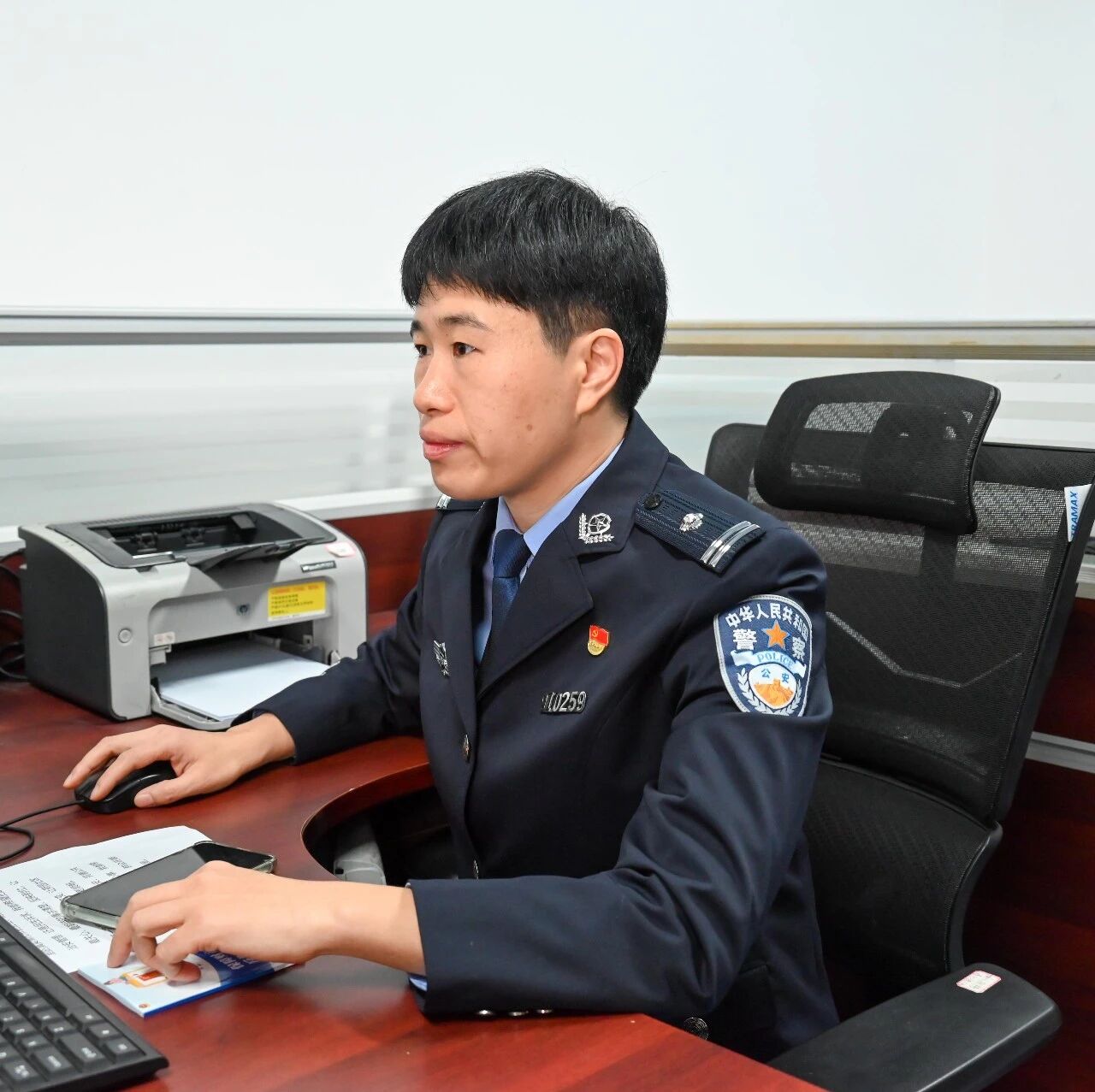 聚焦两会·代表风采 | 吴岩芳：秉怀人民情结 走进群众心中