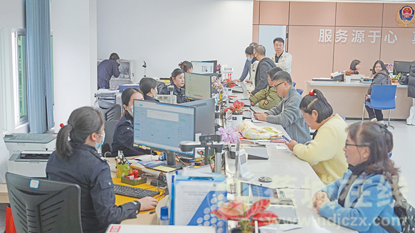 政务中心节后上班第一天“电量”满格 服务“在线”