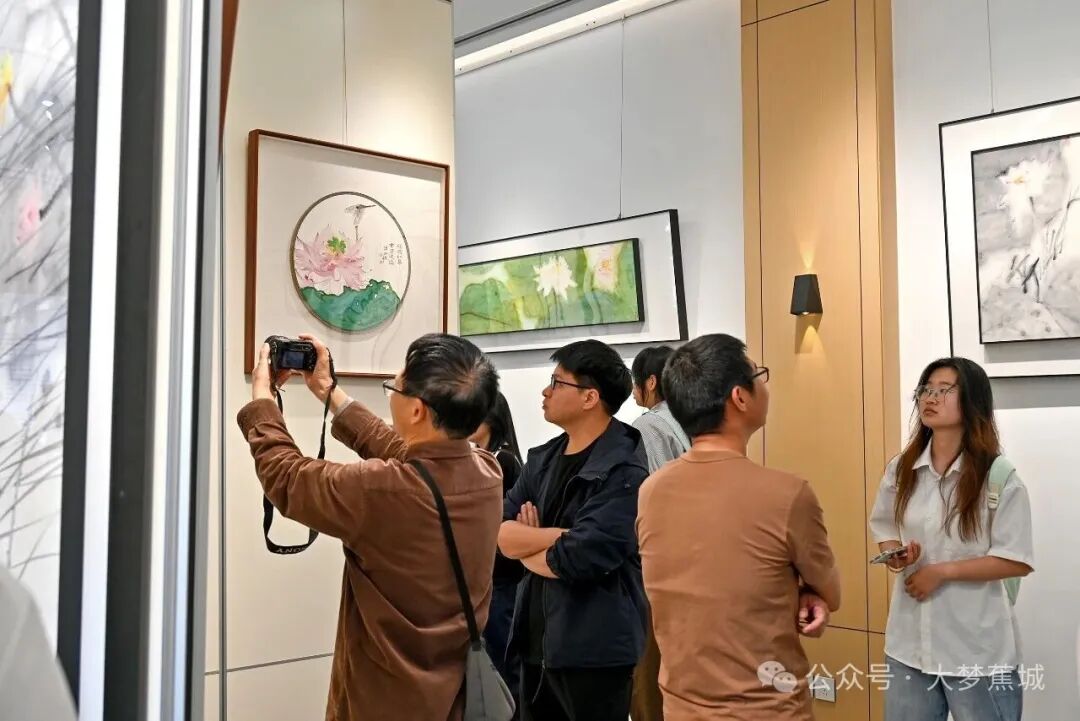 花香入墨润校园！“花香有意”绘画作品展在宁德开放大学开展