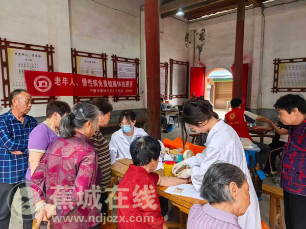 虎贝镇开展老年人、慢性病免费体检志愿服务活动