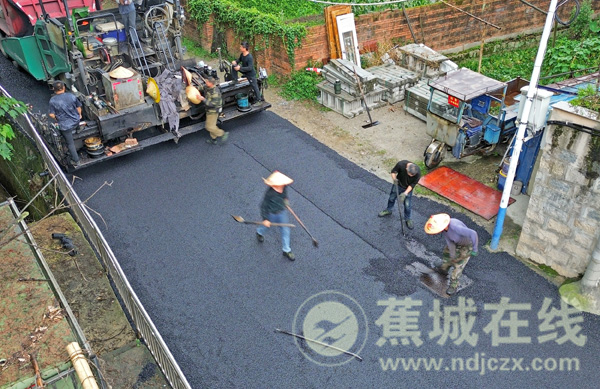 蕉北金燕路“白改黑”：路面焕新提升居民出行幸福感