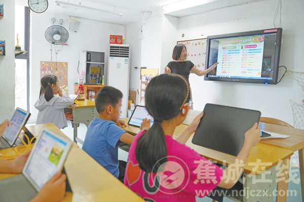 莲峰社区“智慧暑托”开班 数字课堂解职工看护难