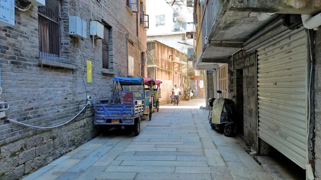 “空中蛛网”落地,脚下石板延伸……蕉北这条老街变样了→