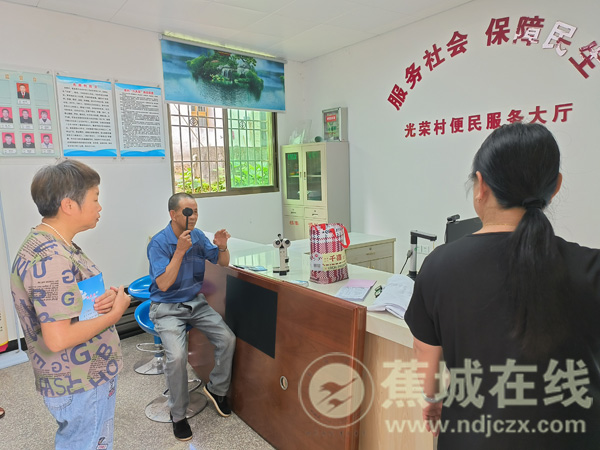 送医进山 为山区老人上门送健康