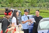 服务区里“摆摊”送安全
