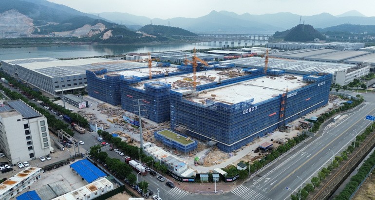 国庆坚守抢工期 重点项目加速跑