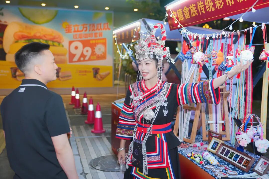 指尖翻飞，彩线成带！蕉城畲族彩带亮相福州