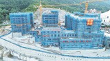 信辉熙雍山庄康养院两栋主楼顺利封顶