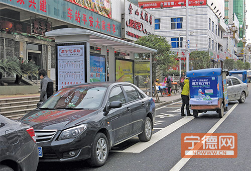 图)有意识地在候车亭等公交车却搭不上公交车,而在公交车途经沿高清图片
